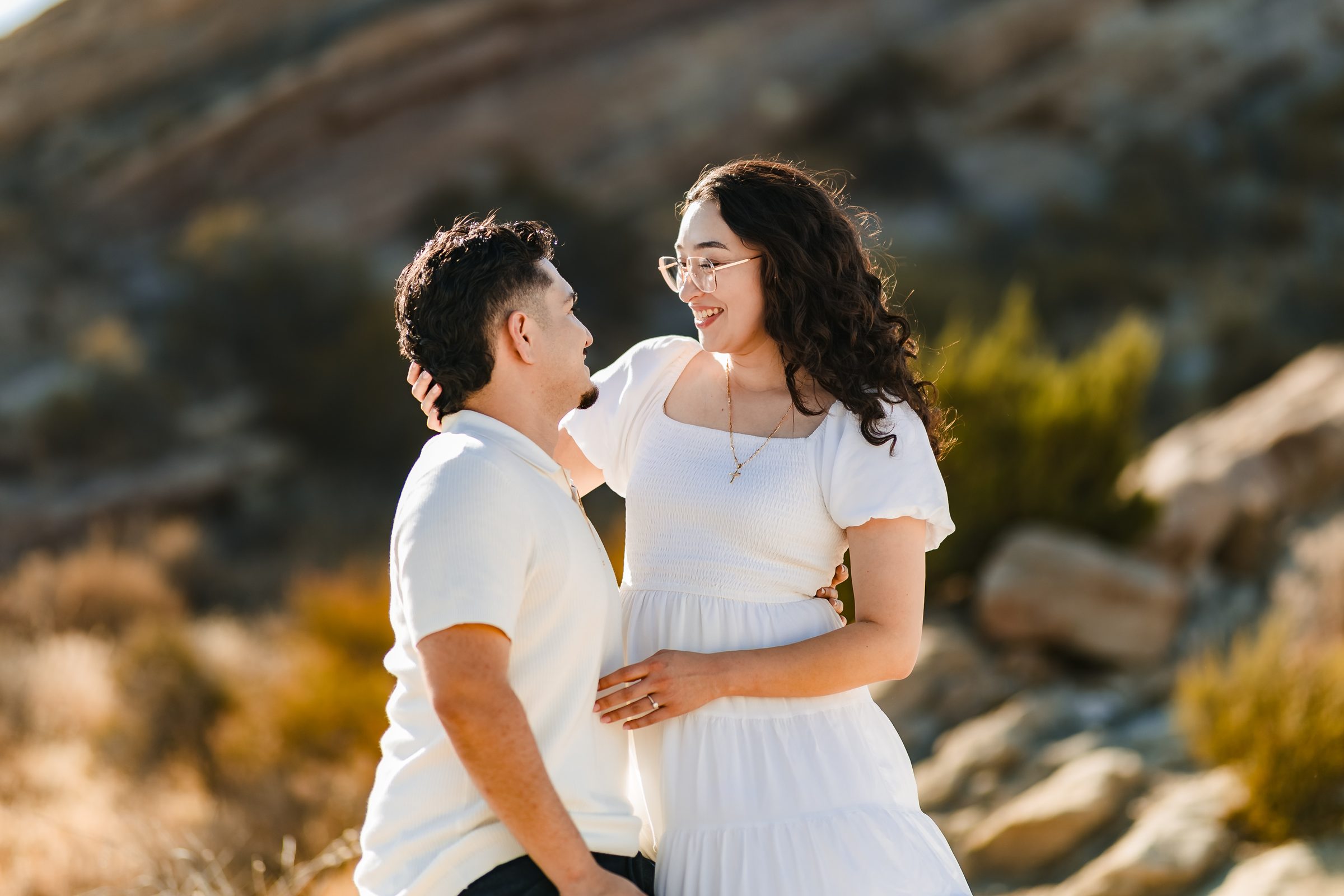 Enrique and Daniela face to face among the rocks