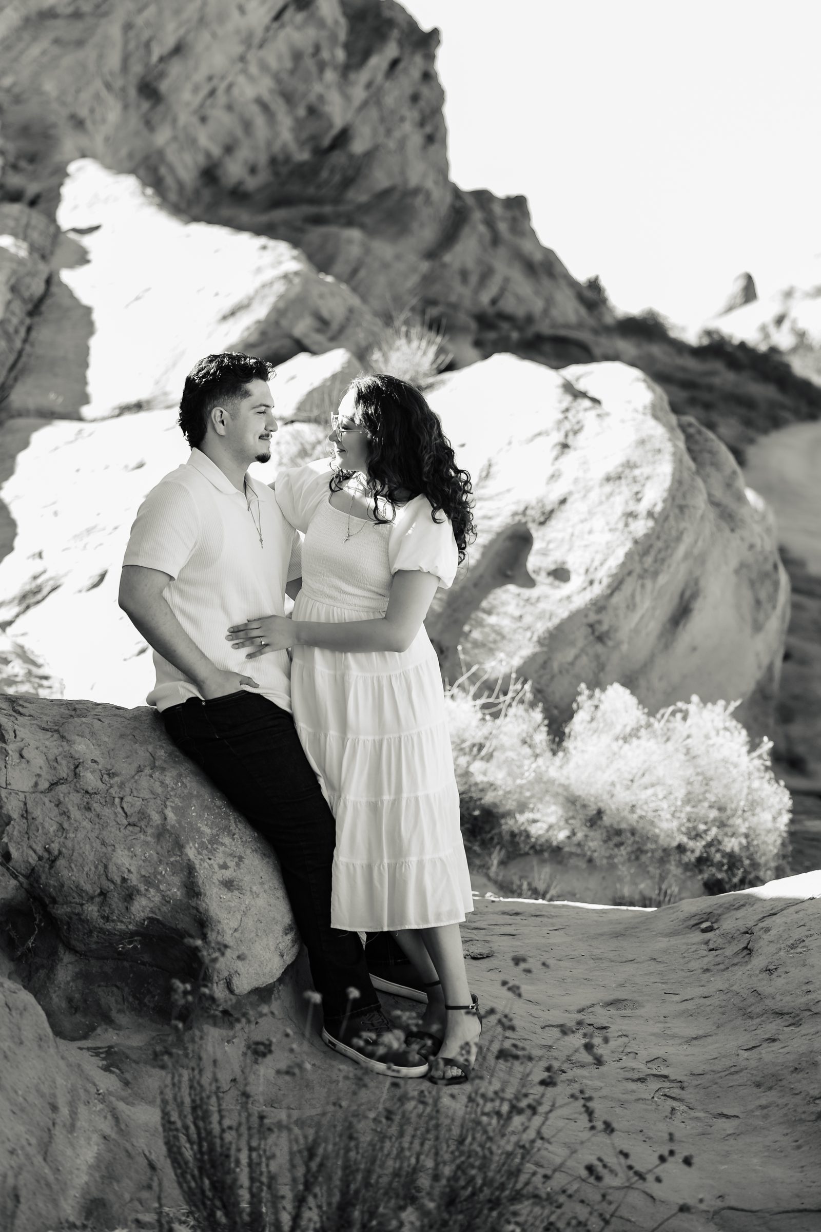 Black and white of the couple against the rocks