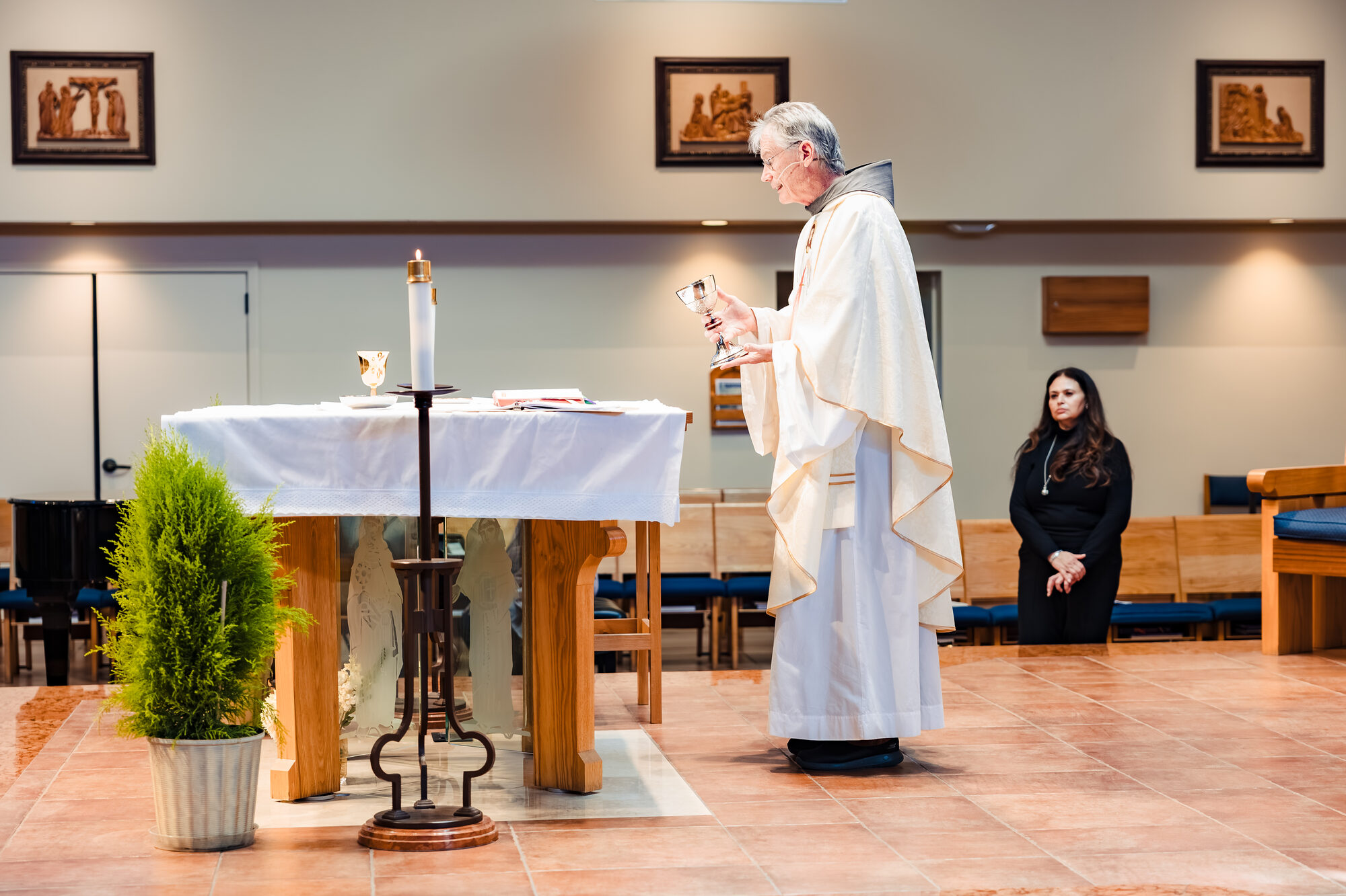 Exchange of rings during the Catholic wedding ceremony at Our Lady of Guadalupe