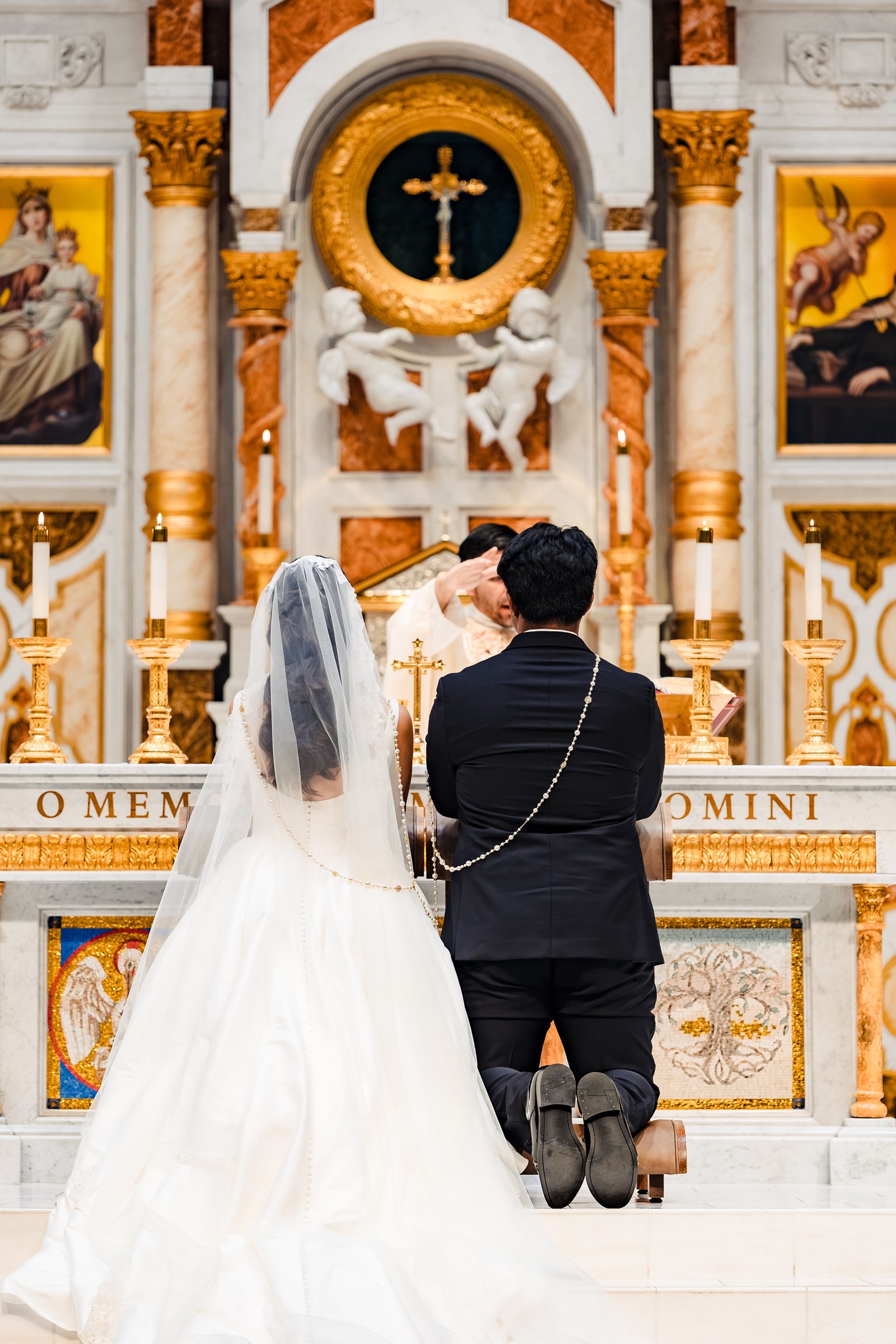 Diego and Judith kneeling at the altar joined by the lazo